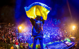 קורלובה עטופה בדגל אוקראינה (צילום: עמרי סילבר)