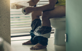 גברים שוהים בשירותים הרבה יותר זמן מנשים (צילום: אינג'אימג')