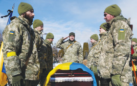 הלווית חייל אוקראיני (צילום: רויטרס)