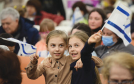 ילדות יהודיות שנמלטו לישראל מאוקראינה (צילום: תומר נויברג, פלאש 90)