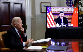 ג'ו ביידן משוחח עם נשיא סין שי ג'ינפינג (צילום: REUTERS/Jonathan Ernst)