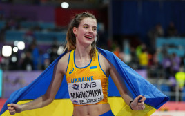 ירוסלבה מהוצ'יך קופצת לגובה אוקראינית (צילום: רויטרס)