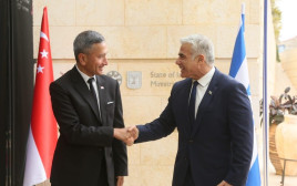 שר החוץ יאיר לפיד (מימין) שר החוץ של סינגפור ד"ר ויויאן בלאקרישנאן (משמאל) (צילום: מירי שמעונוביץ)