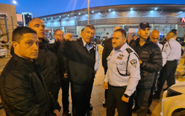 מפכ"ל המשטרה, רנ"צ יעקב שבתאי, וראש עיריית באר שבע, רוביק דנילוביץ בזירת הפיגוע (צילום: דוברות המשטרה)