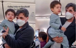 נוסעים במטוס שרים "בייבי שארק" לתינוק שלא הפסיק לבכות (צילום: צילום מסך טיקטוק)
