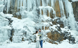 חתונה על הר סקי מכוסה שלג (צילום: אינג'אימג')