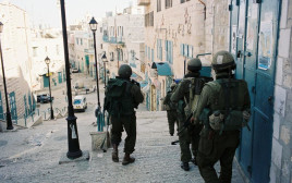 חיילי צה"ל במבצע "חומת מגן" (צילום: דובר צה"ל)