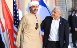שר החוץ יאיר לפיד מקבל את פניו של שר החוץ של איחוד האמירויות, השייח׳ עבדאללה בן זאיד לפסגת הנגב (צילום: בועז אופנהיים, לע״מ )