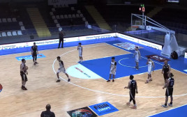 דפירו נגד היברניאנס במשחק הכדורסל המכור במלטה (צילום: צילום מסך, טוויטר)
