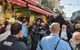 אירוע תקיפת השוטרים בשוק מחנה יהודה (צילום: דוברות המשטרה)
