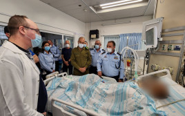 ביקור מפכ"ל המשטרה, יעקב שבתאי, את פצועי הימ"מ שביצעו את הסיכול בג'נין, ברמב"ם (צילום: דוברות המשטרה)