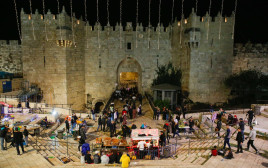 פלסטינים מתאספים בשער שכם (צילום: שלו שלום/TPS)