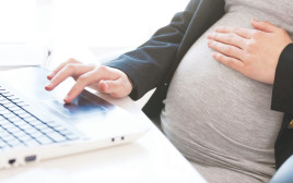 אישה בהריון בעבודה ליד מחשב (אילוסטרציה) (צילום: Shutterstock)