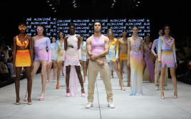 יהונתן מרגי בתצוגה של אלון ליבנה, שבוע האופנה קורנית תל אביב 2022 (צילום: אבי ולדמן)