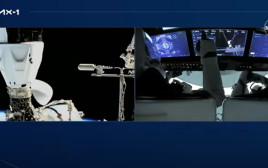 רגע החיבור של האסטרונאוטים לתחנת החלל הבינ"ל (צילום: NASA)