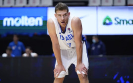 קפטן נבחרת ישראל, גל מקל (צילום: אתר רשמי, FIBA)