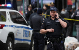 משטרת ניו יורק בזירת הירי בברוקלין (צילום: Reuters/BRENDAN MCDERMID)