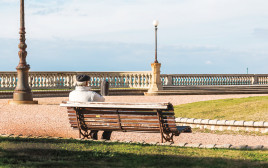 קשיש יושב לבדו על ספסל  (צילום: אינגאימג')