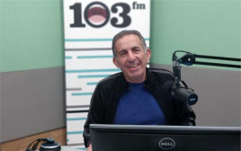 אביהו מדינה באולפן 103FM (צילום: יניב מורוזובסקי, 103FM)