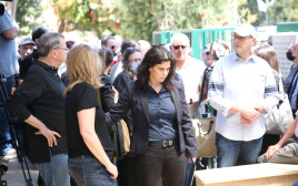 יעל ארד בהלוויה (צילום: אודי ציטיאט)