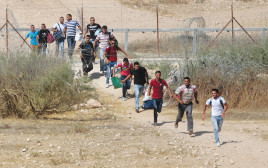 פלסטינים שוהים בלתי חוקיים (צילום: רויטרס)