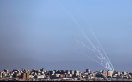 שיגור רקטות מעזה (צילום: REUTERS/ Amir Cohen)