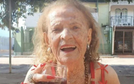 בת 105 נהנית מחיים כשהיא מתקעקעת (צילום: צילום מסך טיקטוק)