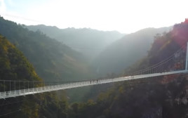 גשר הזכוכית הארוך בעולם (צילום: צילום מסך יוטיוב)