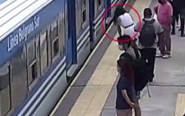 אישה נפלה בין קרונות רכבת נוסעת וניצלה בנס (צילום: צילום מסך)