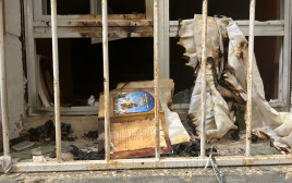 הטלית ששרף החשוד בבית הכנסת בחיפה (צילום: דוברות המשטרה)