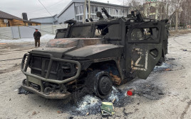 רכב צבאי רוסי הרוס (צילום: REUTERS/Vitaliy Gnidyi)