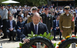 רה"מ נפתלי בנט מניח זר ביום הזיכרון לשואה ולגבורה (צילום: עמוס בן גרשום, לע"מ)