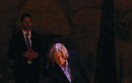 נשיאת הבונדסטאג בארבל באס ב"יד ושם" (צילום: רויטרס)