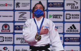 תמנע נלסון לוי עם מדליית זהב באליפות אירופה בג'ודו (צילום: אתר רשמי, איגוד הג'ודו)