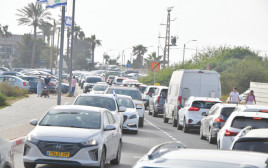 עומסי תנועה כבדים בדרך לחופי הצוק בתל אביב (צילום: אבשלום ששוני)