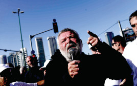אילן גילאון בהפגנה (צילום: תומר נויברג, פלאש 90)