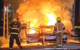 רכב משטרתי עולה באש במהלך הפרעות בלוד, "שומר החומות" (צילום: יוסי אלוני, פלאש 90)