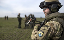 חייל אוקראיני מגדוד אזוב (צילום:  REUTERS/Marko Djurica)