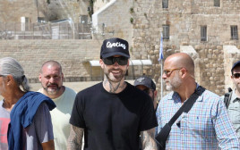 אדם לוין, סולן להקת Maroon 5, בביקורו בכותל (צילום: מרק ישראל סלם)