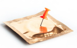נעצה חורים בקונדומים של בן הזוג (צילום: Getty images)