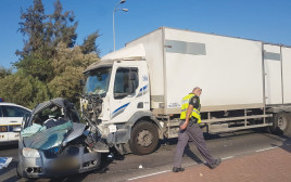 זירת התאונה בין משאית לרכב פרטי בכביש 411 (צילום: דוברות המשטרה)