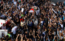 המונים עם גופתה של שירין עבו עקל'ה (צילום: REUTERS/Mohamad Torokman)