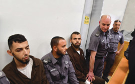 המחבלים מאלעד בבית המשפט (צילום: אבשלום ששוני)