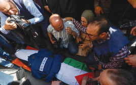 הלווית שירין אבו אעקלה, העיתונאית שנהרגה בג'נין (צילום: רויטרס)