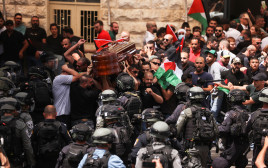 הלווית העיתונאית שירין אבו עקל'ה (צילום:  REUTERS/Ammar Awad)