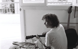 ירמי קפלן בדירה בתל אביב 1990 (צילום: דינה קרטיס)