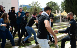 מהומות אלימות בהפגנה בשערי אוניברסיטת תל אביב (צילום: אבשלום ששוני)