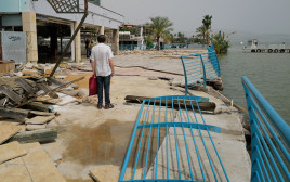 הנזקים בטיילת טבריה בעקבות הסופה  (צילום: מיכאל גלעדי, פלאש 90)
