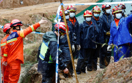 צוותי החילוץ בזירת התרסקות המטוס במחוז גואנגשי, סין (צילום: REUTERS/Carlos Garcia Rawlins)