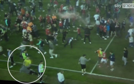 כדורגלן שפילד יונייטד בילי שארפ מותקף באלימות על ידי אוהד נוטינגהאם פורסט (צילום: צילום מסך, מתוך שידורי הטלוויזיה)